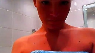 Hot Webcam Teen Soaps Up In Shower